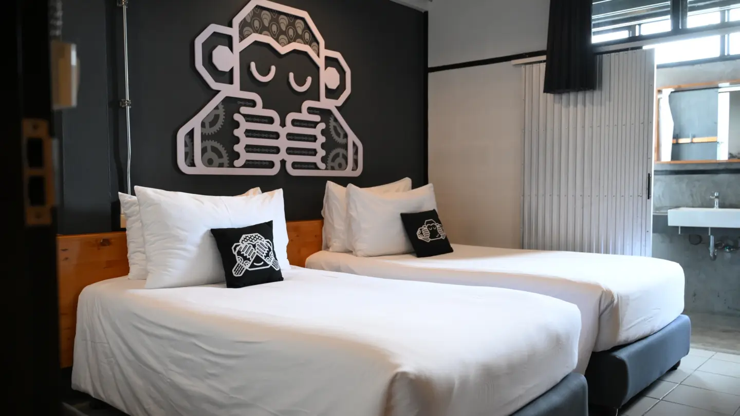 Chimpanzee Con connecting room