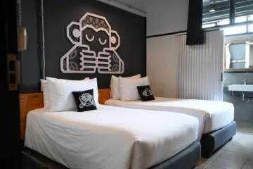 Chimpanzee Con connecting room