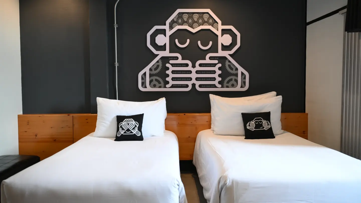 Chimpanzee Con connecting room