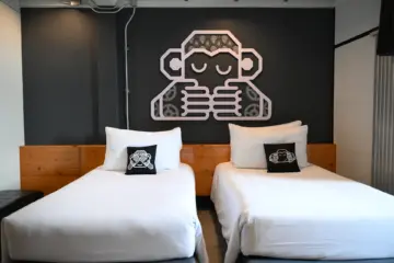 Chimpanzee Con connecting room