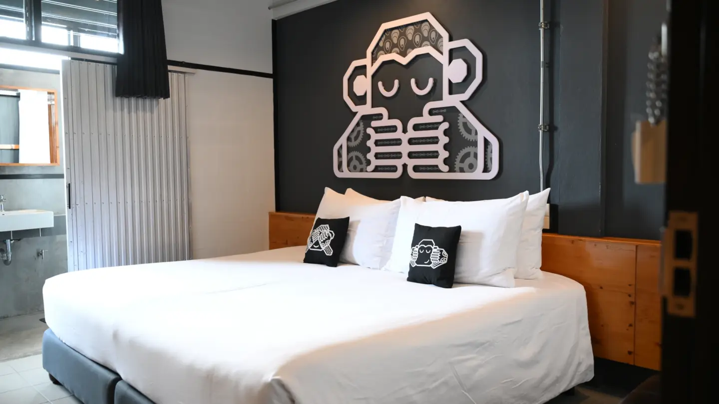 Chimpanzee Con connecting room