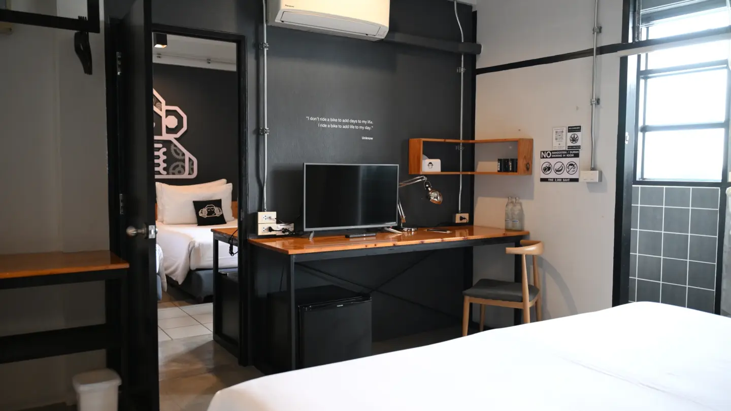 Chimpanzee Con connecting room