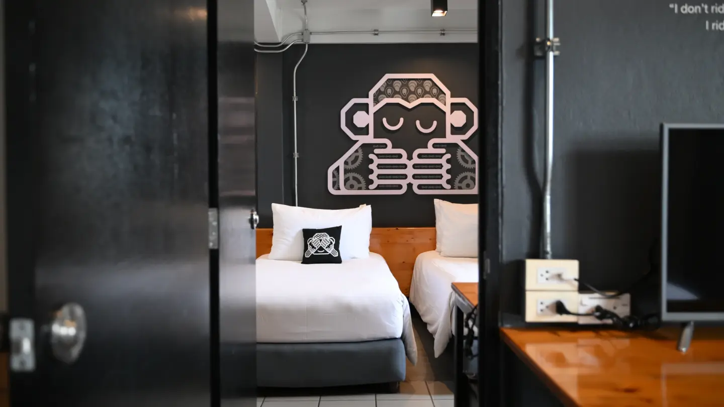 Chimpanzee Con connecting room