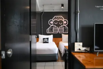 Chimpanzee Con connecting room