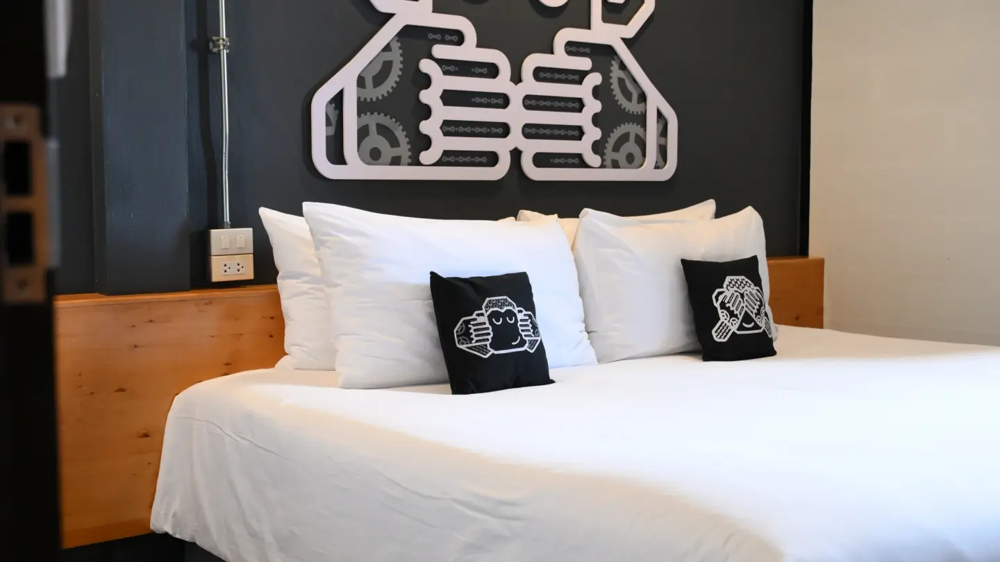 Chimpanzee Pod Superior King Bed