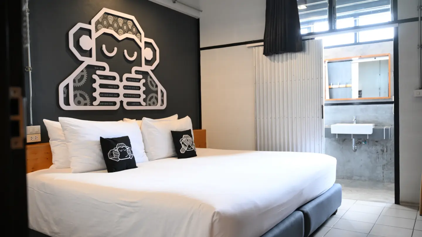 Chimpanzee Pod Superior King Bed