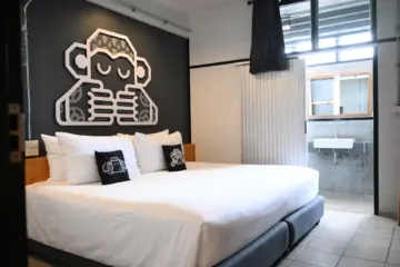 Chimpanzee Pod Superior King Bed
