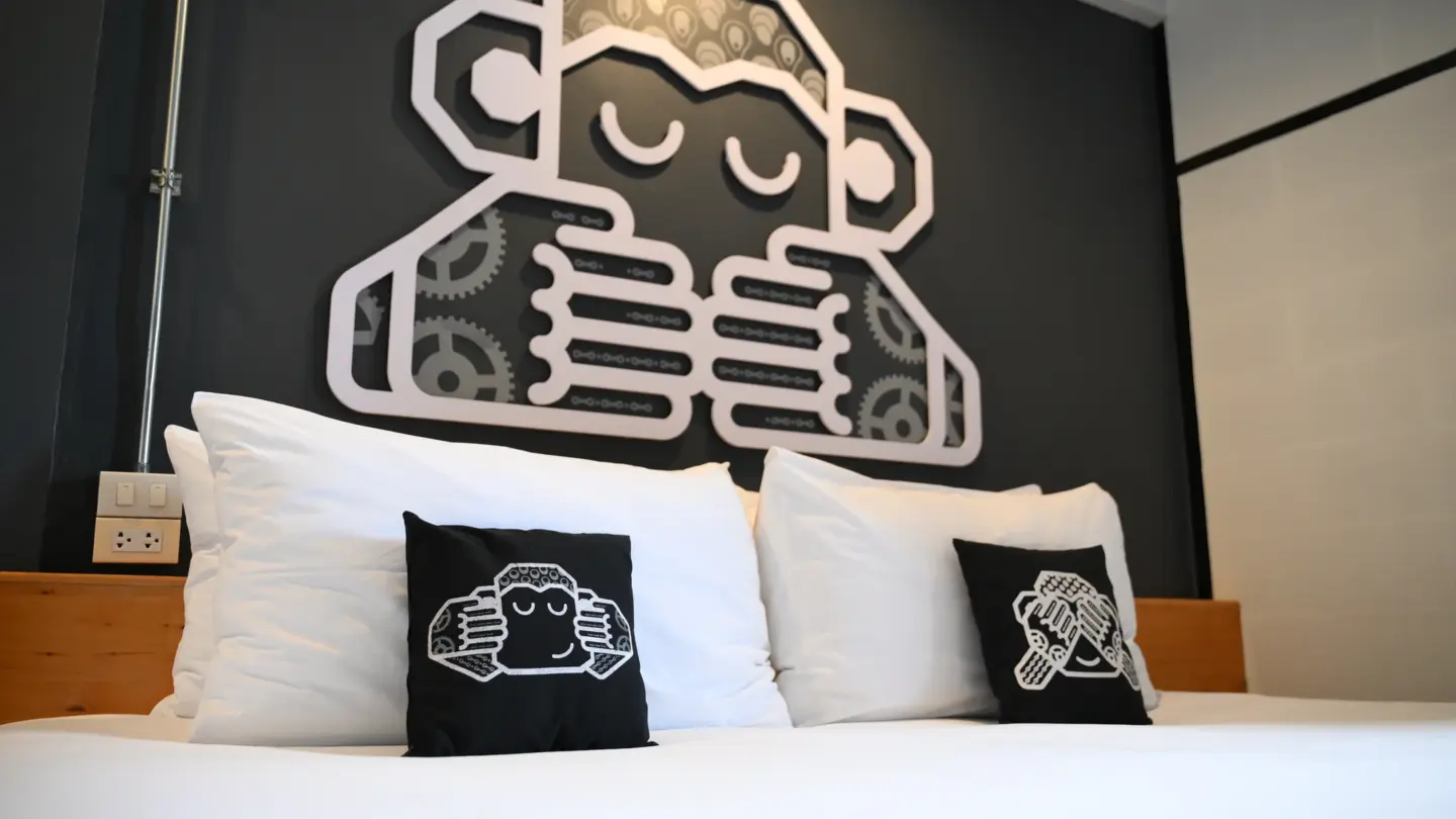 Chimpanzee Pod Superior King Bed
