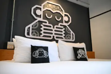 Chimpanzee Pod Superior King Bed