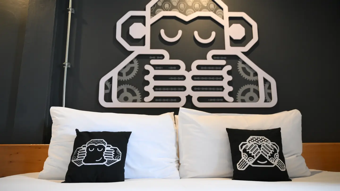 Chimpanzee Pod Superior King Bed