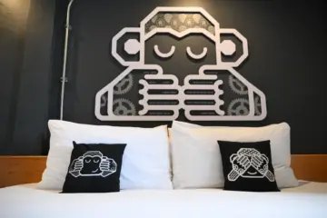 Chimpanzee Pod Superior King Bed