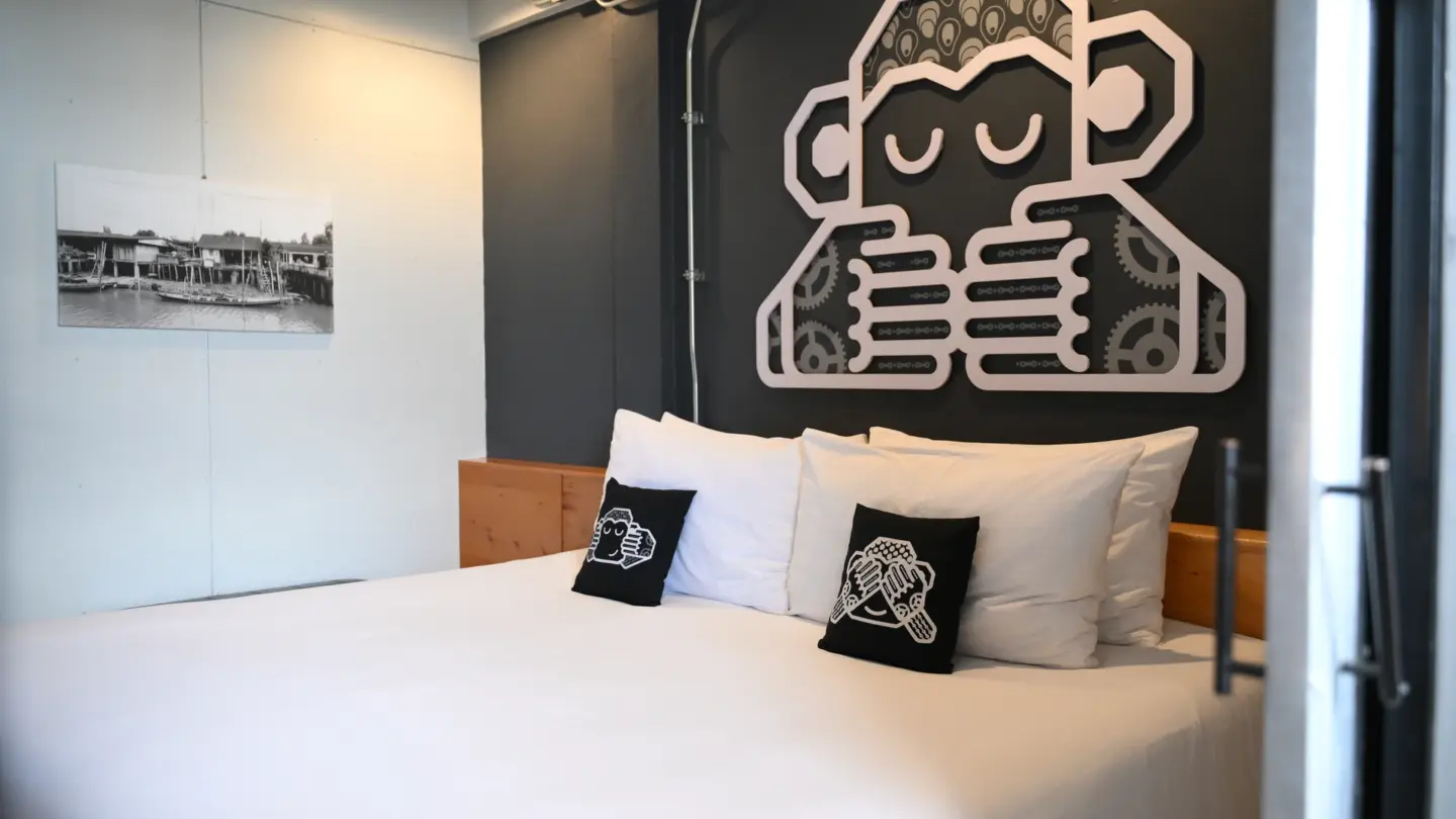 Chimpanzee Pod Superior King Bed