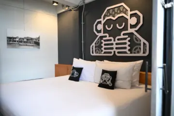 Chimpanzee Pod Superior King Bed